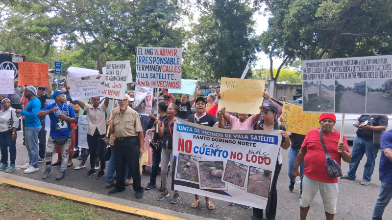 Comunitarios de Villa Satélite protestan frente a Obras Públicas en reclamo de asfaltado de calles
