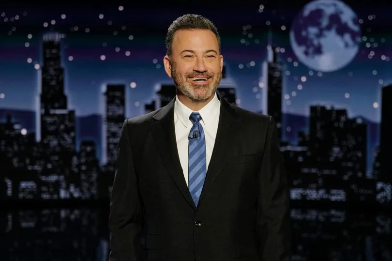 Jimmy Kimmel regresa a la televisión tras breve pausa en ABC En un comunicado, la empresa explicó: “Pasamos los últimos días manteniendo conversaciones reflexivas con Jimmy y, tras esas charlas, decidimos que el programa volverá el martes”.