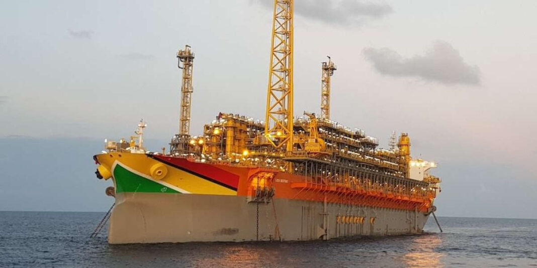 La primera producción de petróleo esta prevista para 2029, lo que incrementará la capacidad de producción total de Guyana a aproximadamente 1.500.000 bpd.