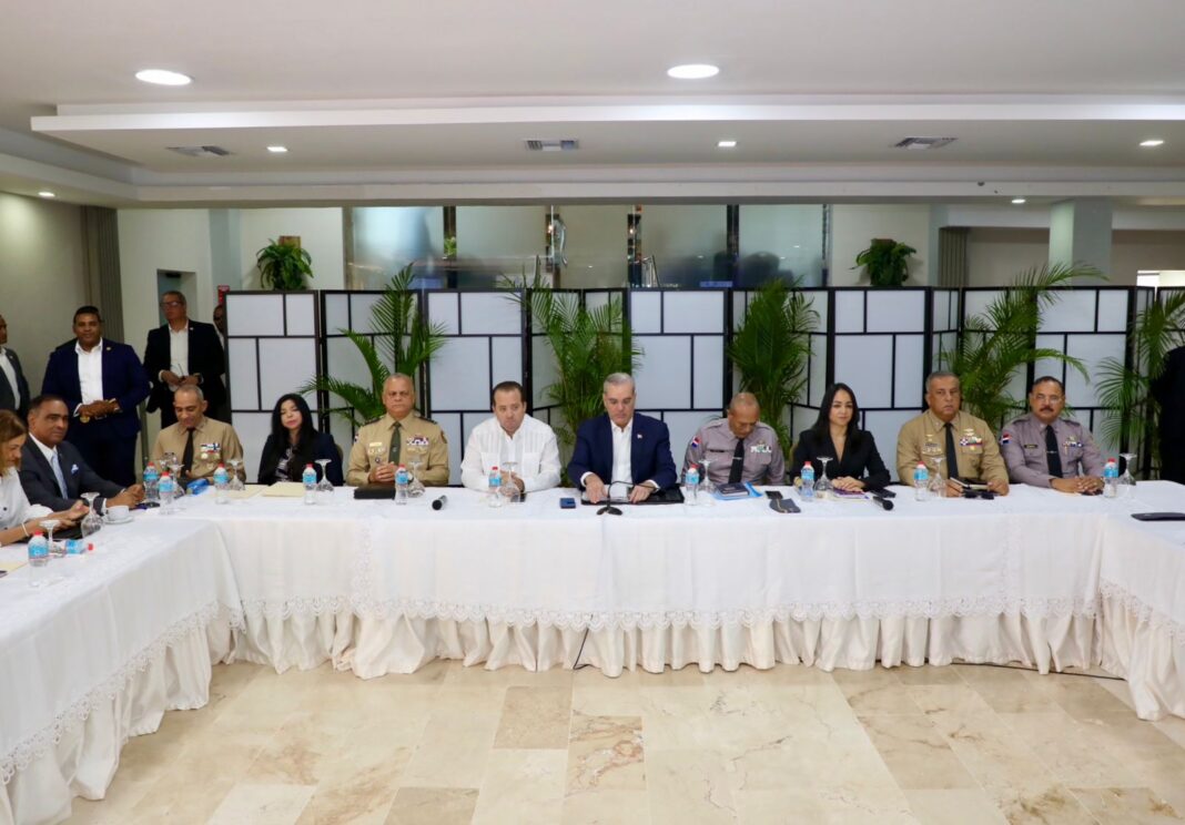 Presidente Luis Abinader en reunión de seguridad
