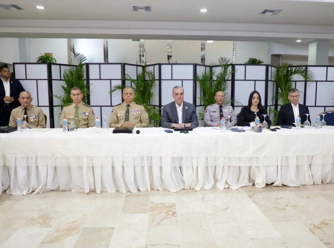 Presidente Abinader encabeza reunión de seguimiento al Plan de Seguridad Ciudadana Presidente Abinader encabeza reunión de seguimiento al Plan de Seguridad Ciudadana