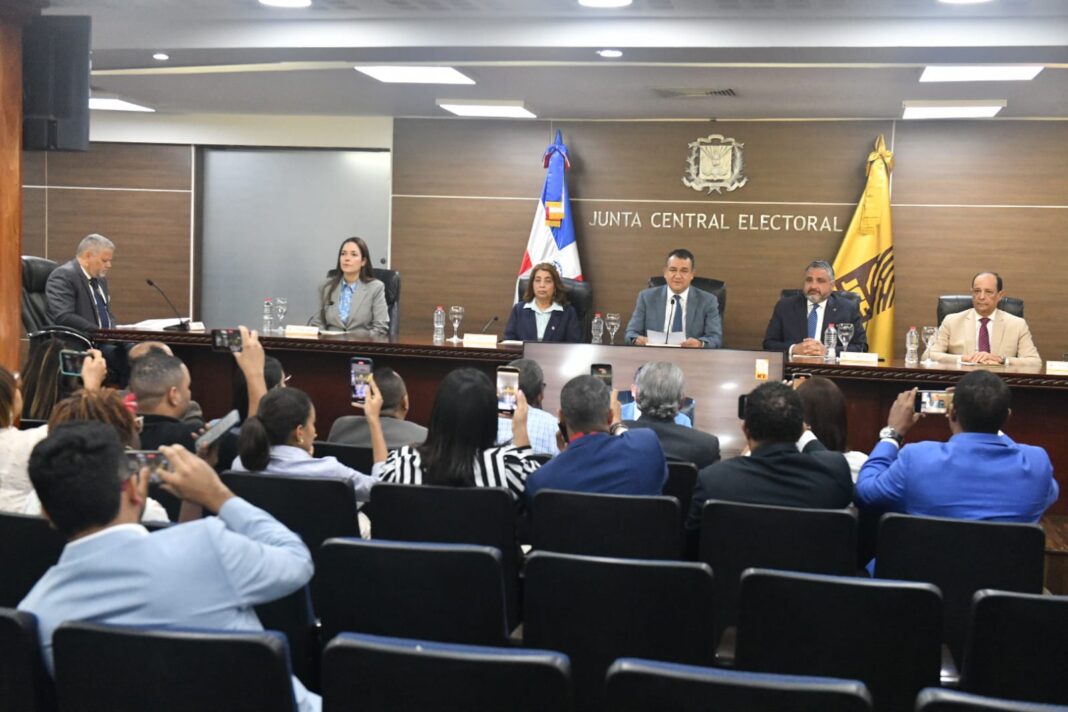 JCE garantiza seguridad total de los datos ciudadanos y transparencia en el proyecto de la nueva cédula JCE garantiza seguridad total de los datos ciudadanos y transparencia en el proyecto de la nueva cédula