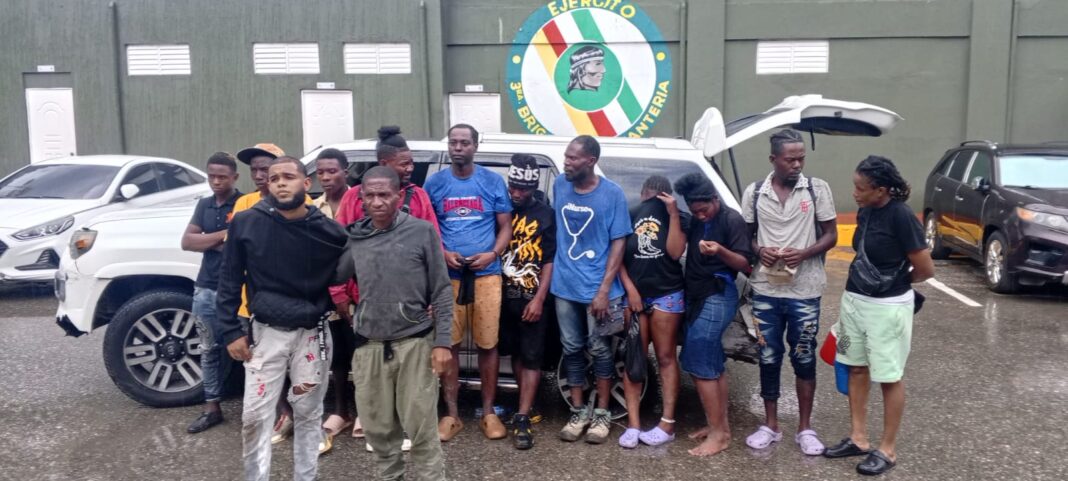 Ejército detiene dos hombres en una jeepeta con 11 migrantes haitianos en San Juan de la Maguana Ejército detiene dos hombres en una jeepeta con 11 migrantes haitianos en San Juan de la Maguana