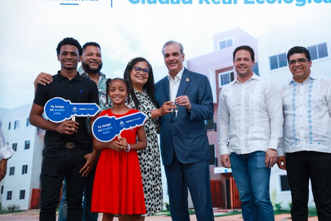 Presidente Abinader supera las 20 mil viviendas entregadas en su gestión; este domingo, 488 familias en SDE recibieron su nuevo hogar Presidente Abinader supera las 20 mil viviendas entregadas en su gestión; este domingo, 488 familias en SDE recibieron su nuevo hogar