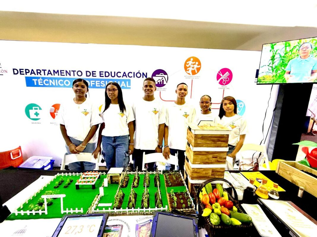 Estudiantes presentan proyecto en Feria del Libro 2025
