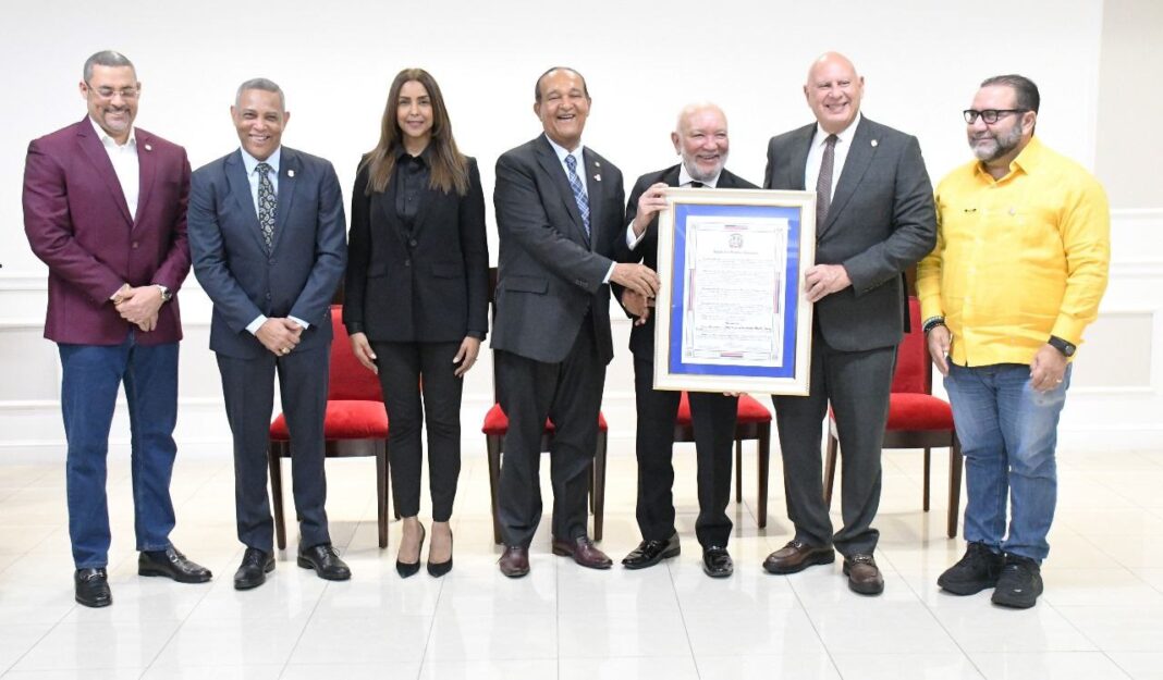 El Senado de la República reconoció este miércoles al locutor y presentador José Luis de los Santos Marte (Jochy Santos)
