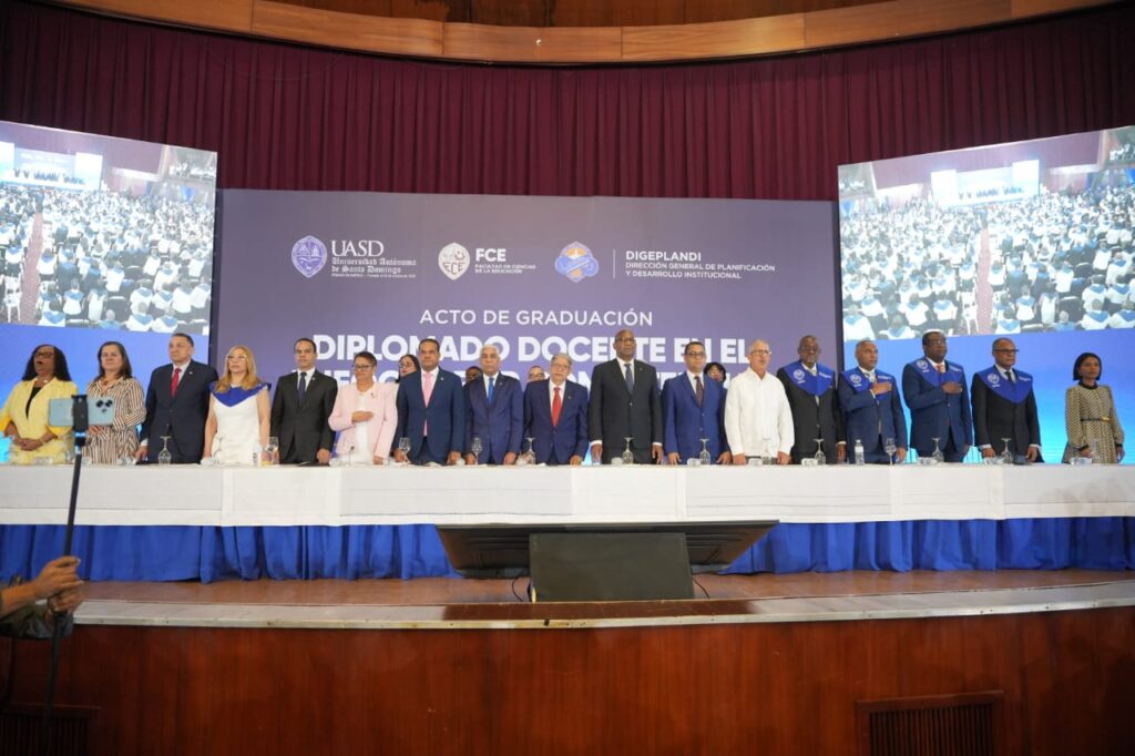UASD gradúa 2,411 profesores de diplomado