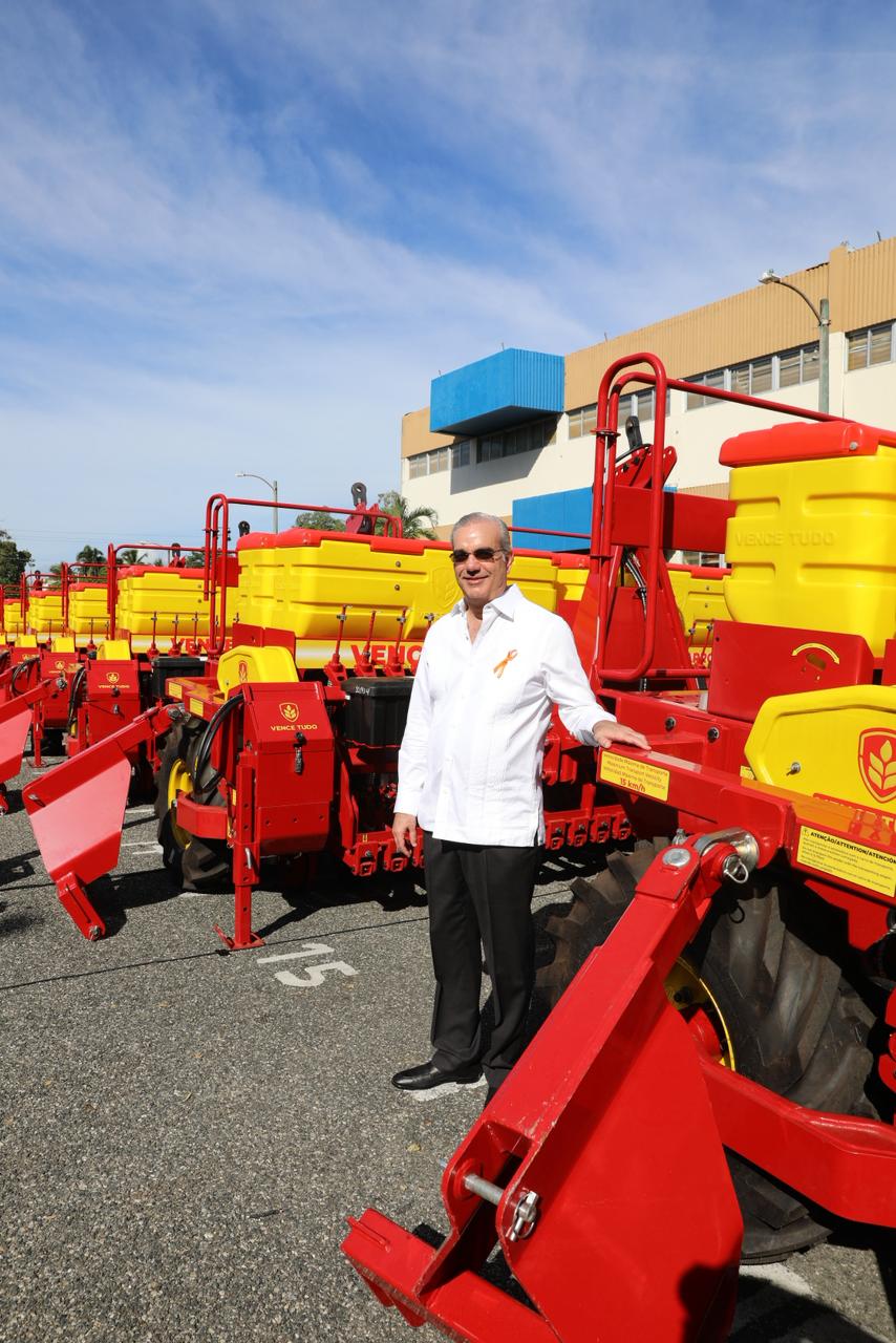 Presidente Abinader entrega maquinarias modernas para reducir mano de obra extranjera e impulsar mecanización del campo Presidente Abinader entrega maquinarias modernas para reducir mano de obra extranjera e impulsar mecanización del campo