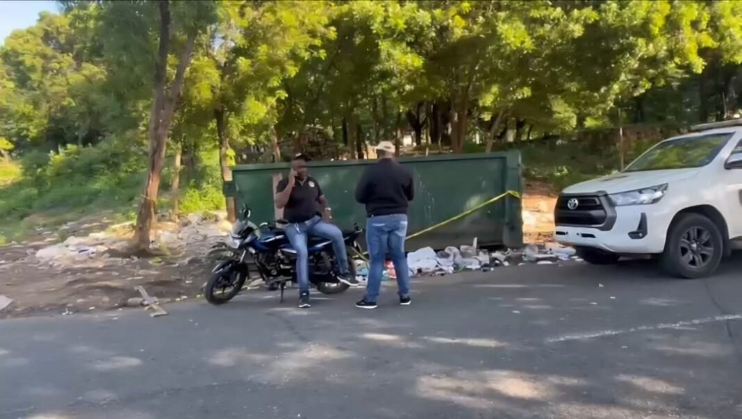 Hallan cuerpo sin vida de una niña de un año próximo a un contenedor de basura en Santo Domingo Este Hallan cuerpo sin vida de una niña de un año próximo a un contenedor de basura en Santo Domingo Este
