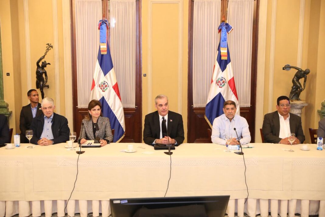 Presidente Abinader se reúne con funcionarios para continuar evaluando seguimiento a daños causados por fenómeno atmosférico Melissa Presidente Abinader se reúne con funcionarios para continuar evaluando seguimiento a daños causados por fenómeno atmosférico Melissa