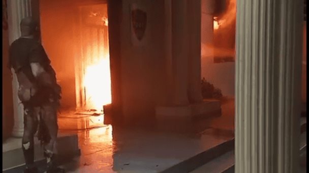 Ejército y Bomberos actúan en unidad para salvaguardar a detenidos tras incendio en destacamento policial de Santiago Rodríguez Ejército y Bomberos actúan en unidad para salvaguardar a detenidos tras incendio en destacamento policial de Santiago Rodríguez