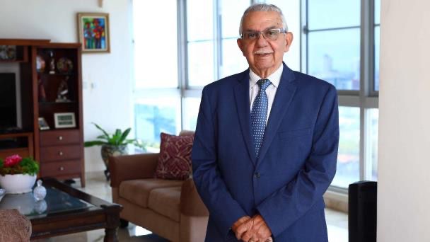 Abinader instruye crear comisión para mayores controles en Senasa; designará a Arismendi Díaz Santana para coordinarla Abinader instruye crear comisión para mayores controles en Senasa; designará a Arismendi Díaz Santana para coordinarla