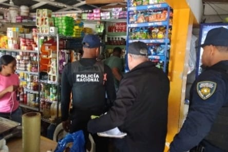 PN y MP ocupan cigarrillos ilegales, cargador y municiones para fusil durante allanamientos en Salcedo PN y MP ocupan cigarrillos ilegales, cargador y municiones para fusil durante allanamientos en Salcedo