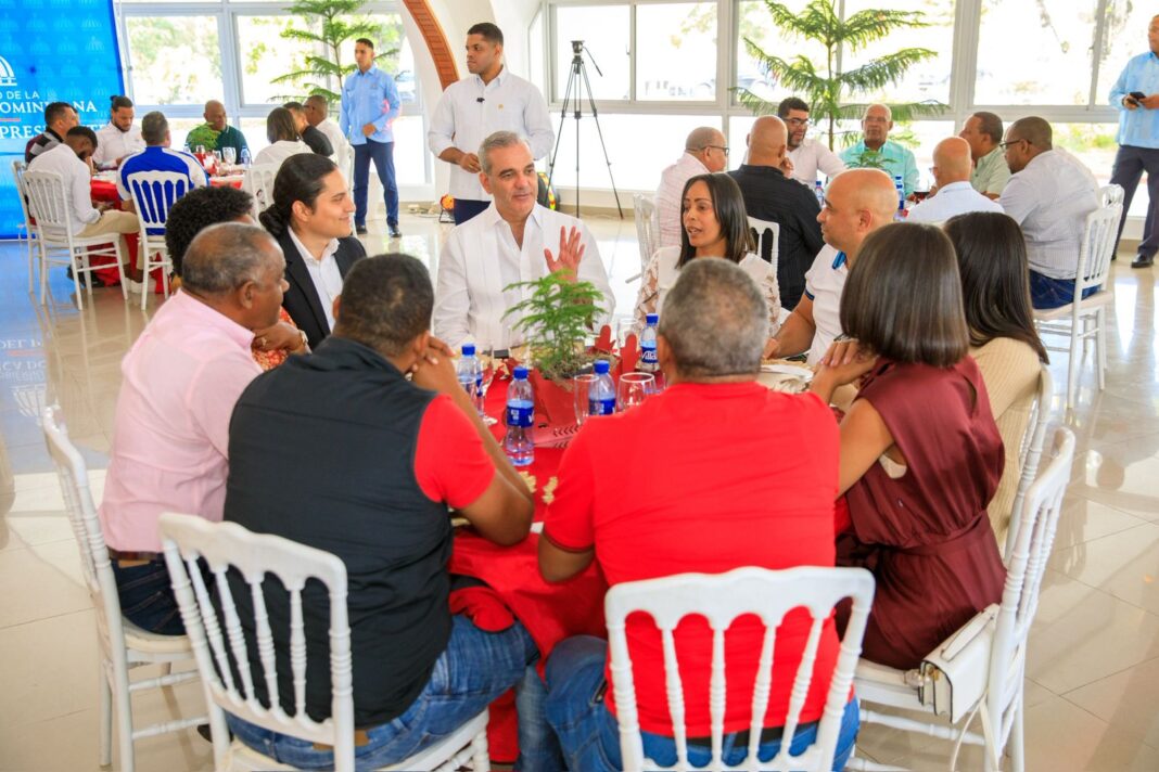 Presidente Abinader resalta trabajo de periodistas que cubren la fuente del Palacio Nacional Presidente Abinader resalta trabajo de periodistas que cubren la fuente del Palacio Nacional