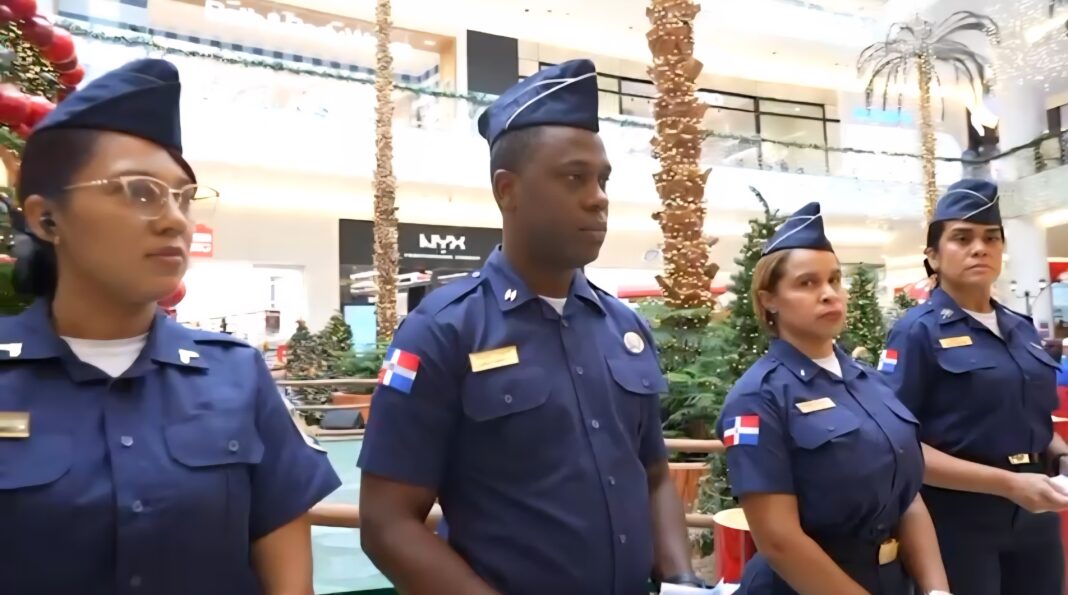 Policía Nacional desarrolla jornadas preventivas para reducir la violencia intrafamiliar durante la Navidad Policía Nacional desarrolla jornadas preventivas para reducir la violencia intrafamiliar durante la Navidad