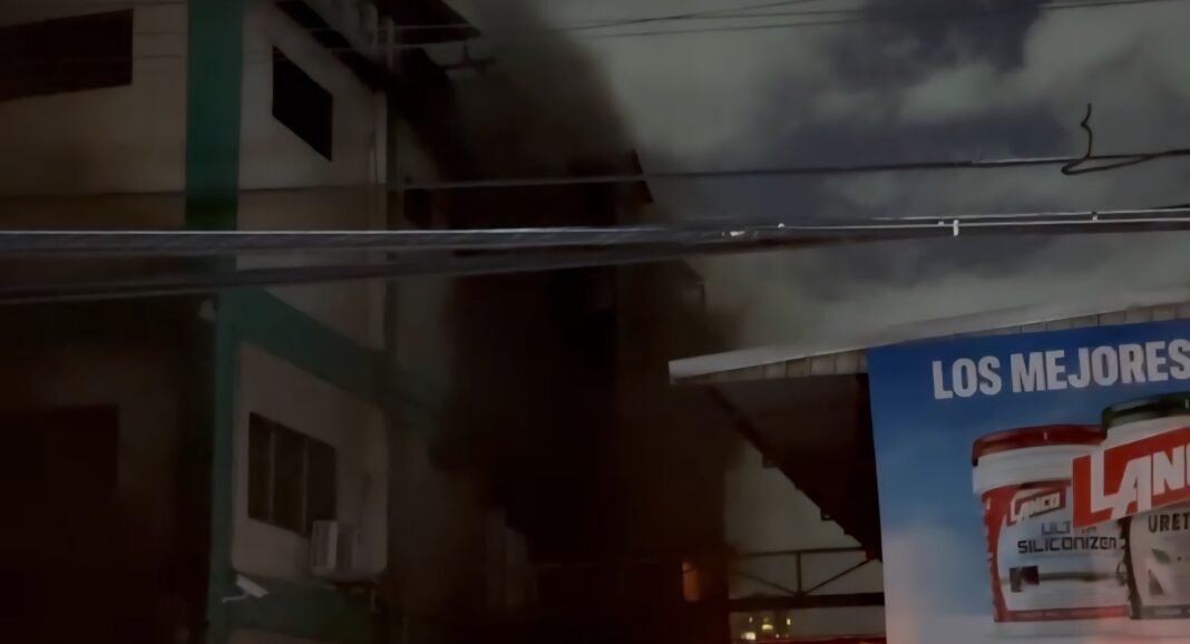 Incendio afecta ferretería San Miguel en la avenida Independencia Incendio afecta ferretería San Miguel en la avenida Independencia