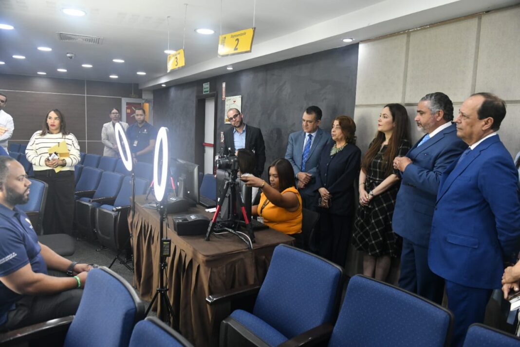 JCE entregará primera cédula de identidad y electoral al presidente Luis Abinader JCE entregará primera cédula de identidad y electoral al presidente Luis Abinader