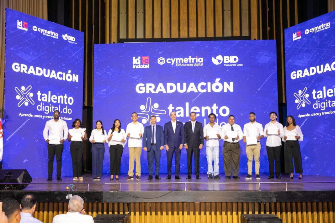 Presidente Abinader encabeza graduación de 5,000 jóvenes del programa «Talento Digital» Presidente Abinader encabeza graduación de 5,000 jóvenes del programa «Talento Digital»