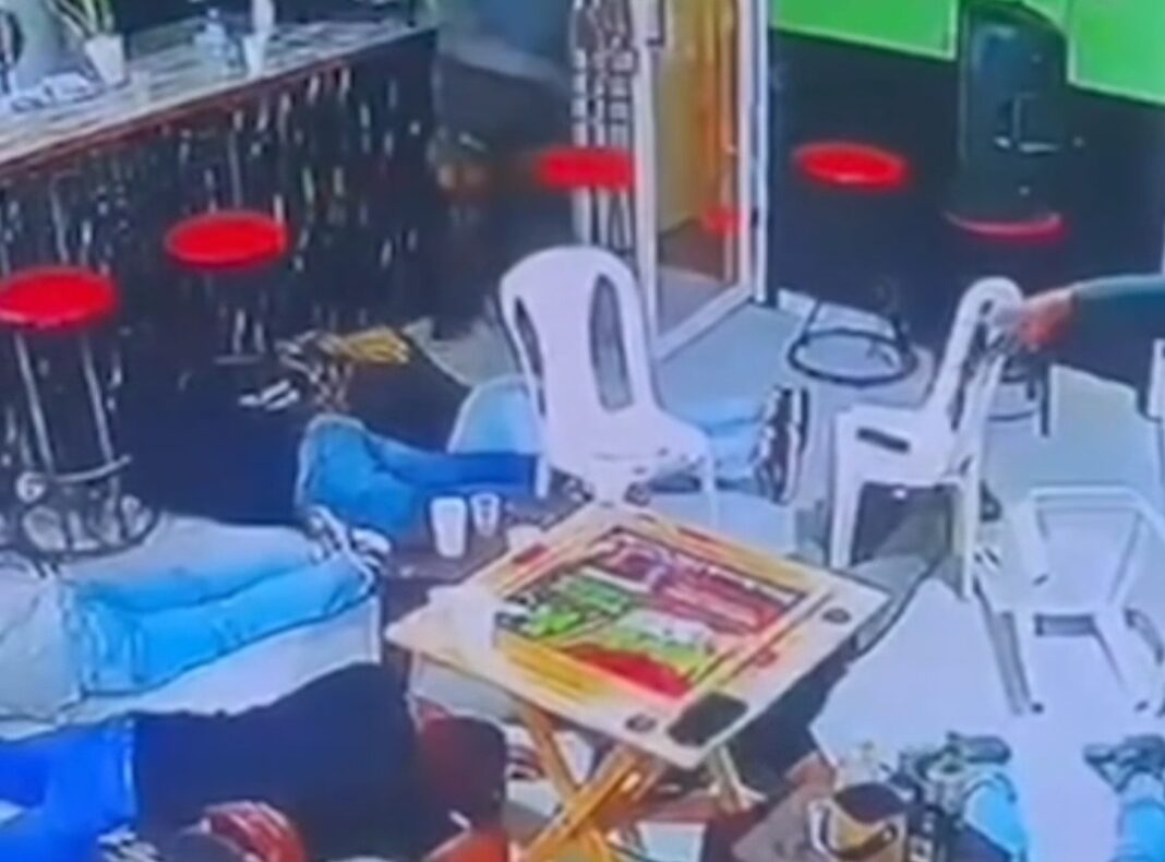 Encapuchados despojan de pertenencias grupo jugaba dominó mientras veían Clásico Mundial Encapuchados despojan de pertenencias grupo jugaba dominó mientras veían Clásico Mundial