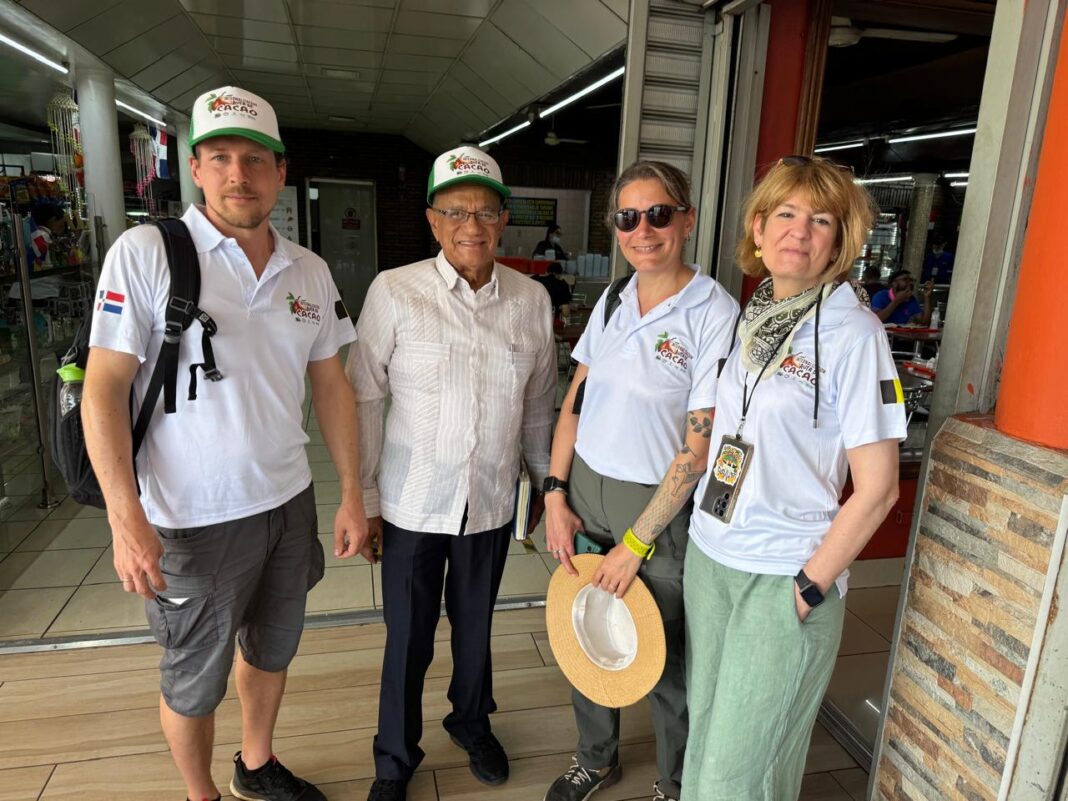Sindicalistas belgas de visita en RD alzan su voz en defensa del trabajo digno en el sector cacaotero Sindicalistas belgas de visita en RD alzan su voz en defensa del trabajo digno en el sector cacaotero