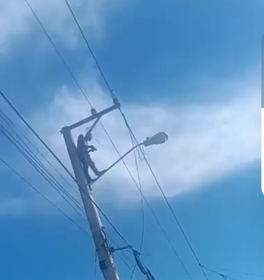 Joven muere tras descarga eléctrica al subir a poste de alta tensión en Cotuí Joven muere tras descarga eléctrica al subir a poste de alta tensión en Cotuí