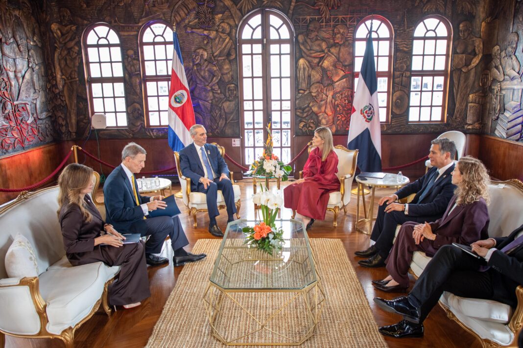 Presidente Abinader sostiene reunión bilateral con la mandataria electa Laura Fernández Presidente Abinader sostiene reunión bilateral con la mandataria electa Laura Fernández