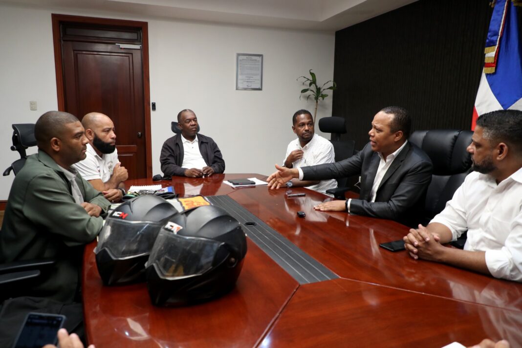 INTRANT y sector motoconcho se reúnen, motoconchistas no tienen que comprar dos casco INTRANT y sector motoconcho se reúnen, motoconchistas no tienen que comprar dos casco
