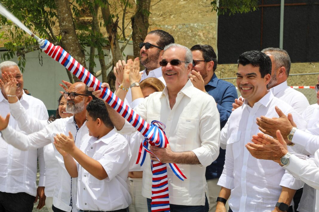 Presidente Abinader y Wellington Arnaud inauguran acueducto San José de Ocoa; beneficiará a más de 56 mil habitantes Presidente Abinader y Wellington Arnaud inauguran acueducto San José de Ocoa; beneficiará a más de 56 mil habitantes