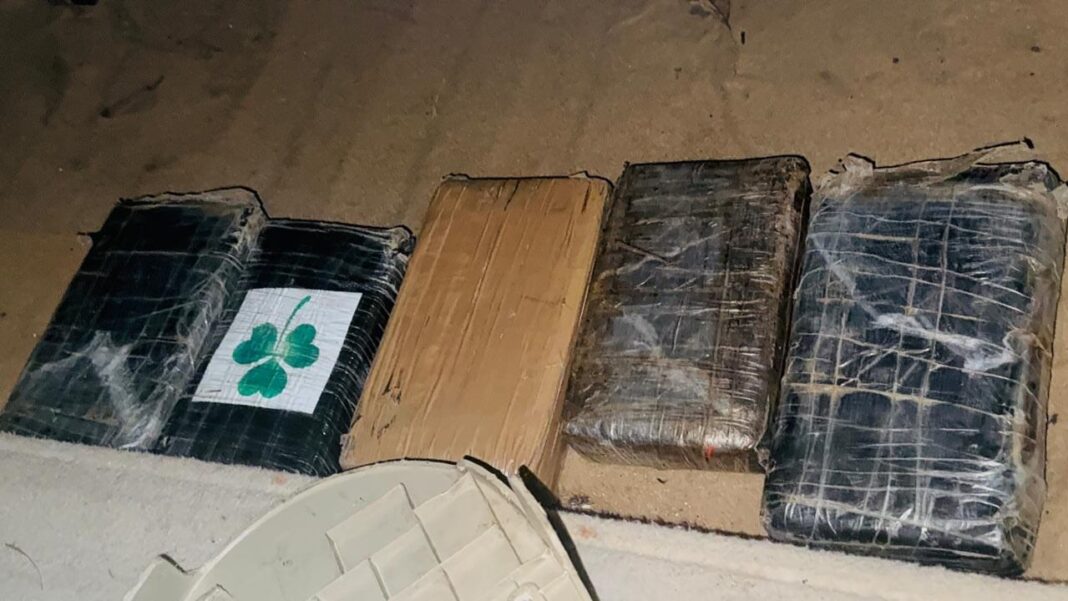 Ocupan cinco paquetes de presunta cocaína en una Jeepeta; un detenido Ocupan cinco paquetes de presunta cocaína en una Jeepeta; un detenido