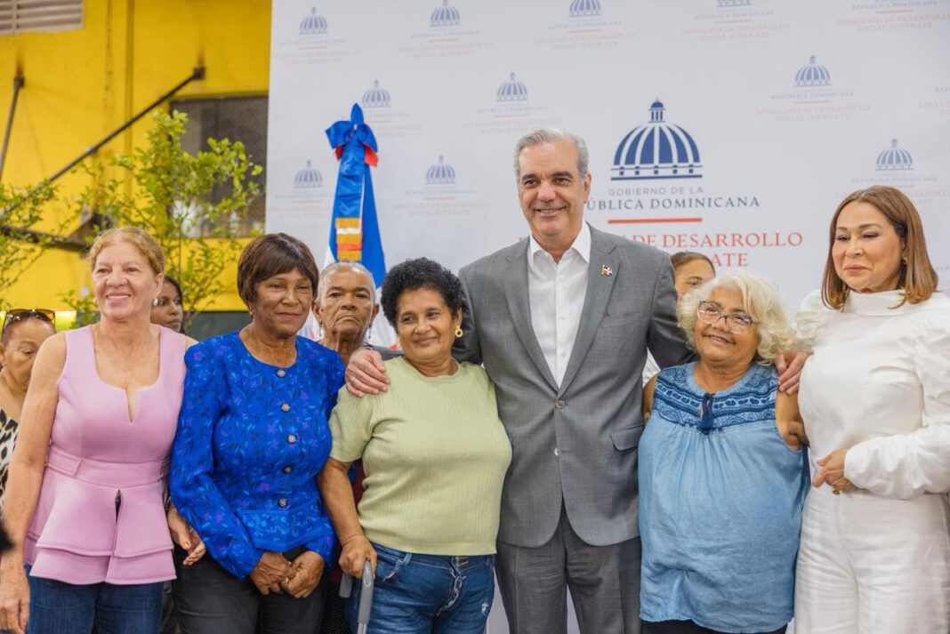 Presidente Abinader inicia entrega del Bono Madre 2026 Presidente Abinader inicia entrega del Bono Madre 2026