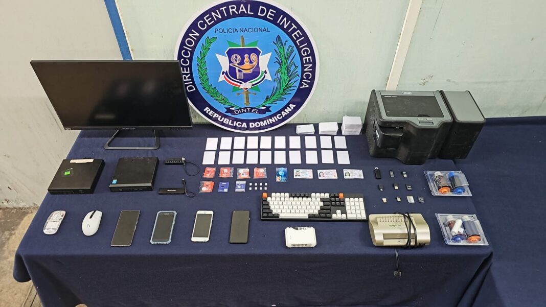Desmantelan laboratorio de falsificación de documentos en Santiago, confiscan equipos eléctricos y un detenido Desmantelan laboratorio de falsificación de documentos en Santiago, confiscan equipos eléctricos y un detenido