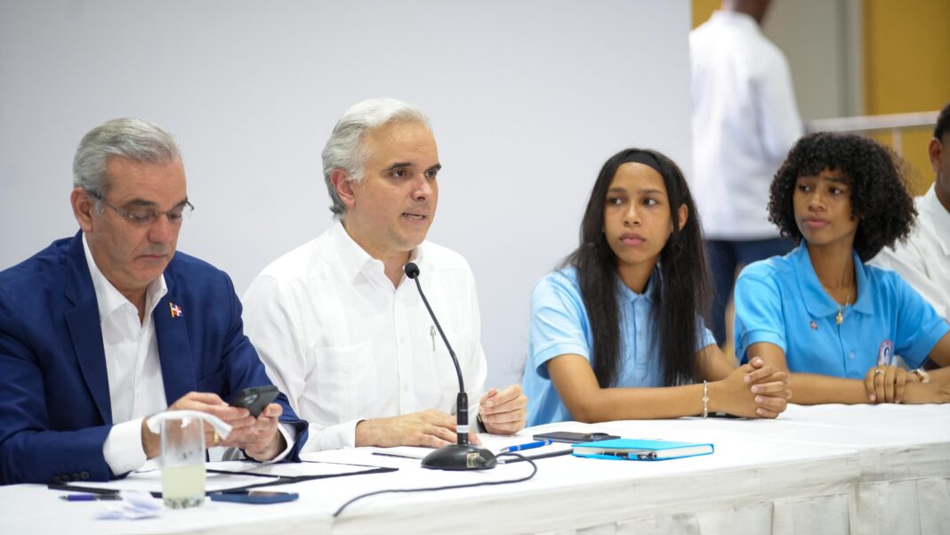 Abinader insta a prepararse en inglés, inteligencia artificial, ciberseguridad, ingenieria; afirma que son las profesiones del futuro Abinader insta a prepararse en inglés, inteligencia artificial, ciberseguridad, ingenieria; afirma que son las profesiones del futuro