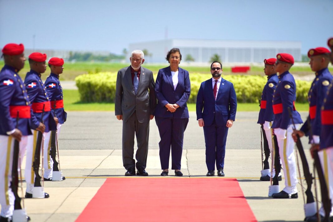 Presidenta de Surinam arribó este sábado a República Dominicana Presidenta de Surinam arribó este sábado a República Dominicana