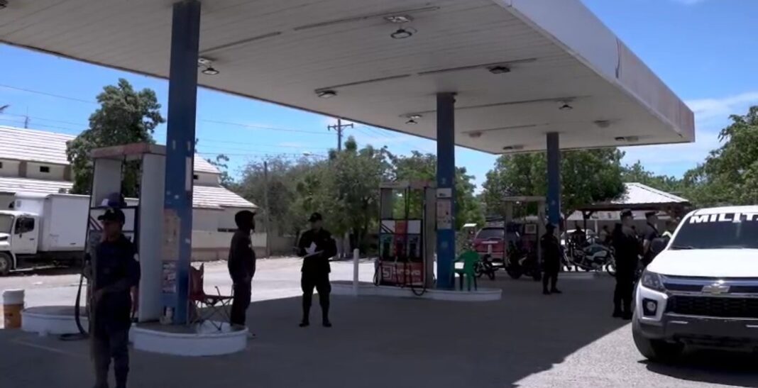 Cierran 3 estaciones de combustibles en Azua y Montecristi por vender gasolina de baja calidad Cierran 3 estaciones de combustibles en Azua y Montecristi por vender gasolina de baja calidad