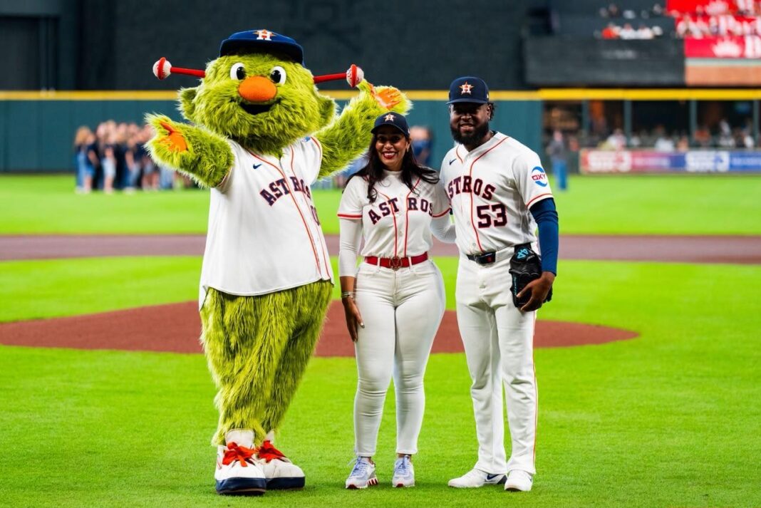Cónsul dominicana en Houston realiza lanzamiento de honor junto al estelar Cristian Javier en juego de los Astros Cónsul dominicana en Houston realiza lanzamiento de honor junto al estelar Cristian Javier en juego de los Astros