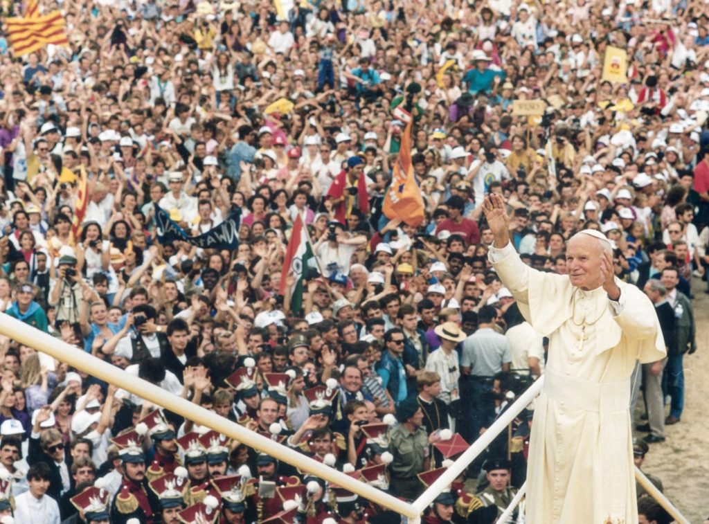 1.2 millones de fieles asisten a misa del papa en Madrid 1.2 millones de fieles asisten a misa del papa en Madrid