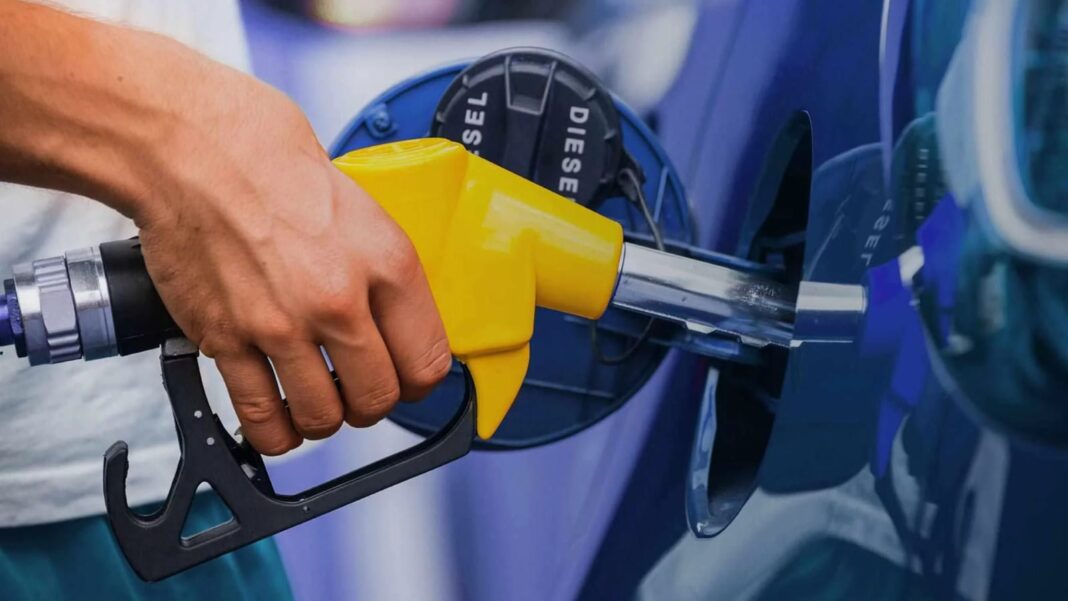 Gobierno dispone rebajas de RD$ 3:00 y RD$ 2:00 a gasolina, gasoil regular y GLP Gobierno dispone rebajas de RD$ 3:00 y RD$ 2:00 a gasolina, gasoil regular y GLP