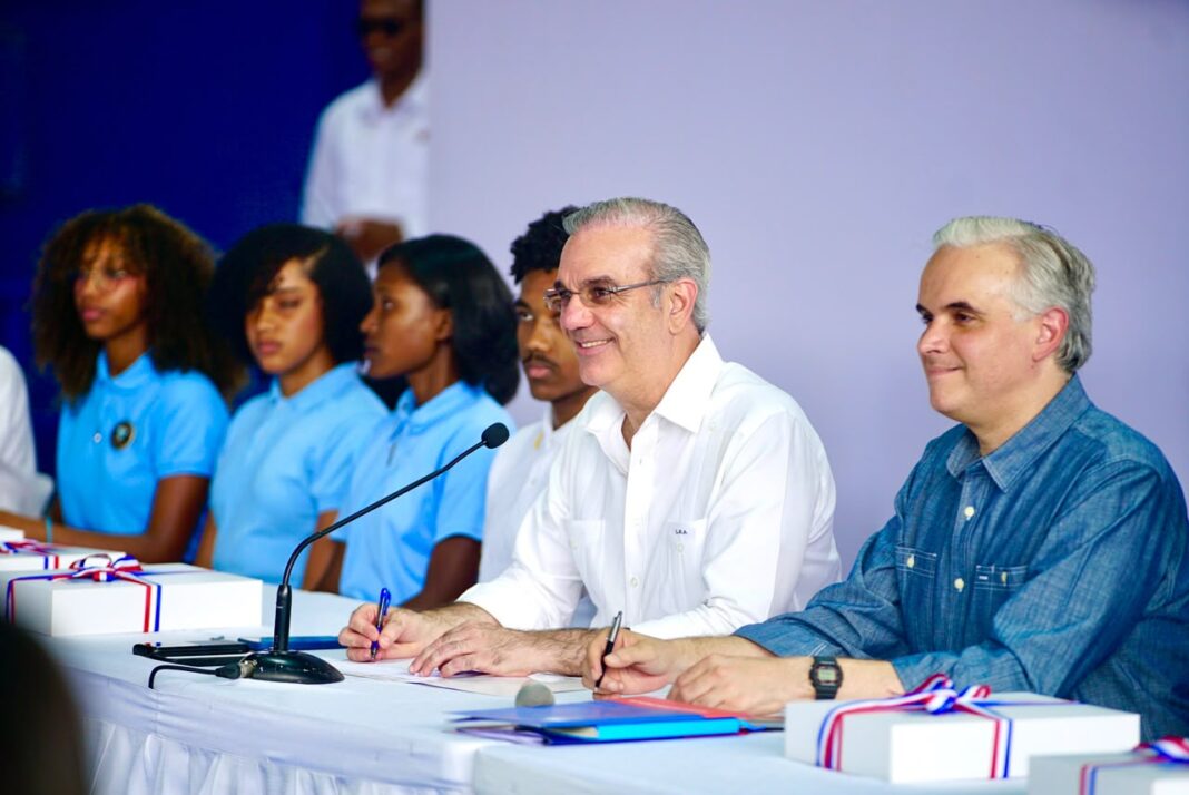 Presidente Abinader escucha inquietudes de estudiantes de Samaná; otorga becas completas en el ITLA Presidente Abinader escucha inquietudes de estudiantes de Samaná; otorga becas completas en el ITLA