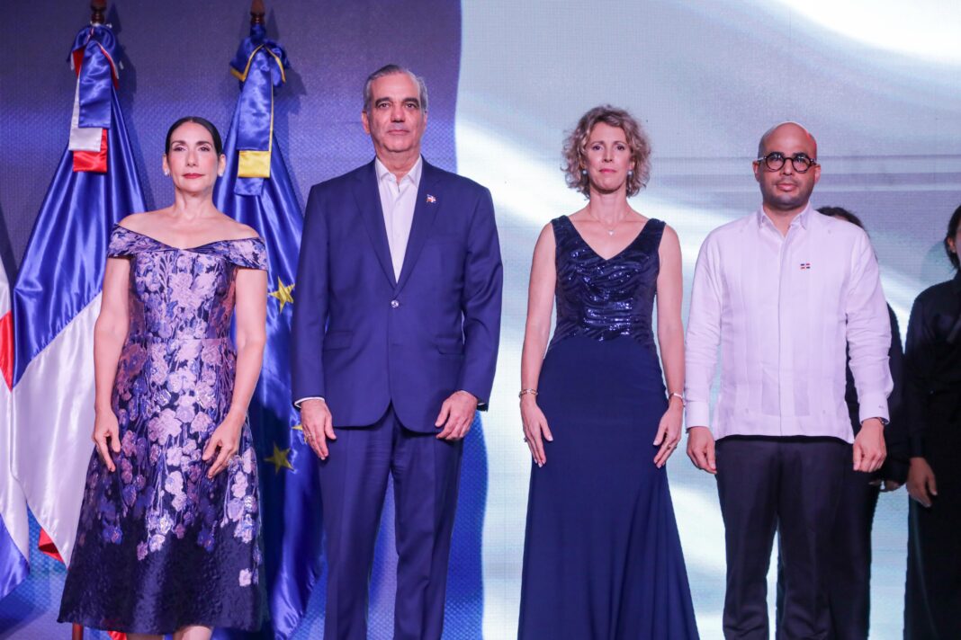 Presidente Abinader y primera dama participan en Fiesta Nacional de Francia y reafirman sólida relación bilateral Presidente Abinader y primera dama participan en Fiesta Nacional de Francia y reafirman sólida relación bilateral