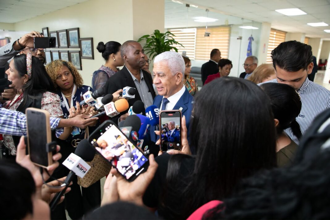 Presidente del Senado aclara nuevo Código Penal no prohíbe las peleas de gallos Presidente del Senado aclara nuevo Código Penal no prohíbe las peleas de gallos