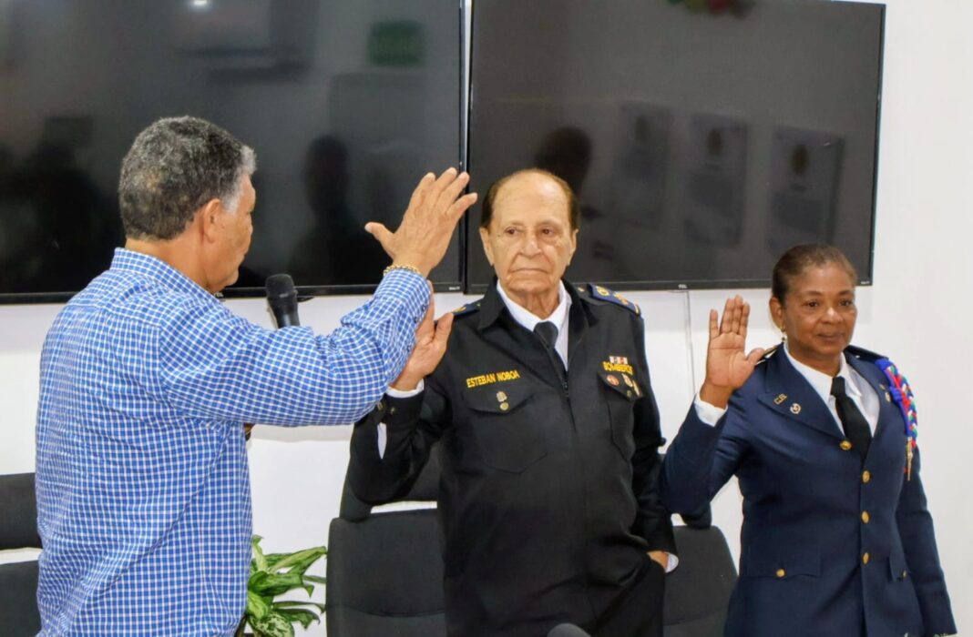 Alcalde Francisco Peña juramenta al nuevo intendente general del Cuerpo de Bomberos de SDO Alcalde Francisco Peña juramenta al nuevo intendente general del Cuerpo de Bomberos de SDO