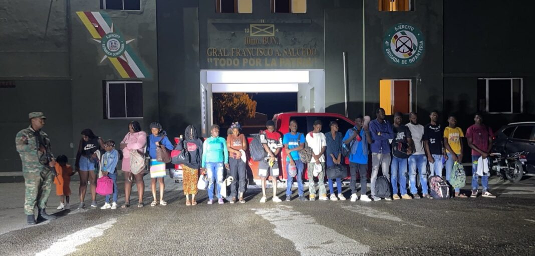 Detienen 19 haitianos ocultos en un camioneta en Dajabón Detienen 19 haitianos ocultos en un camioneta en Dajabón