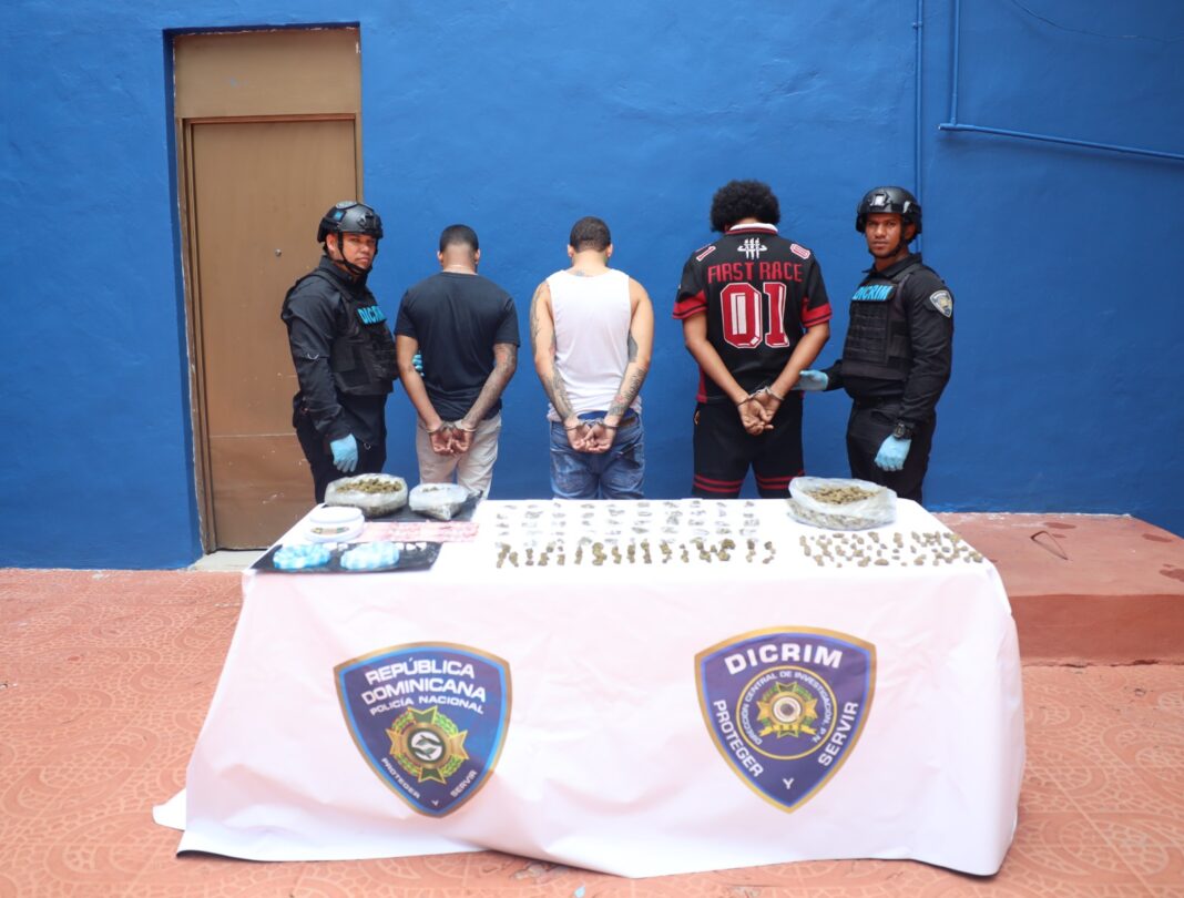 Apresan tres antisociales en Villas Agrícolas con presuntas drogas, dinero y un vehículo Apresan tres antisociales en Villas Agrícolas con presuntas drogas, dinero y un vehículo