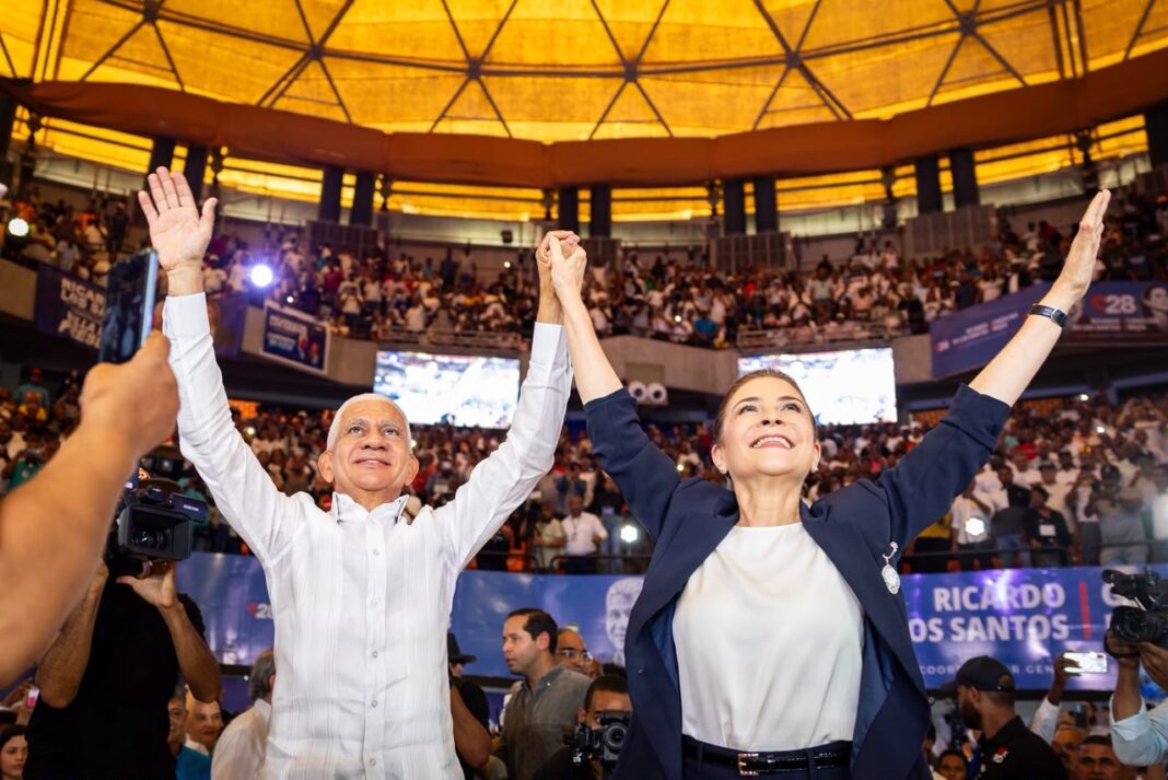 Carolina presenta a Ricardo de los Santos como su jefe de campaña Carolina presenta a Ricardo de los Santos como su jefe de campaña