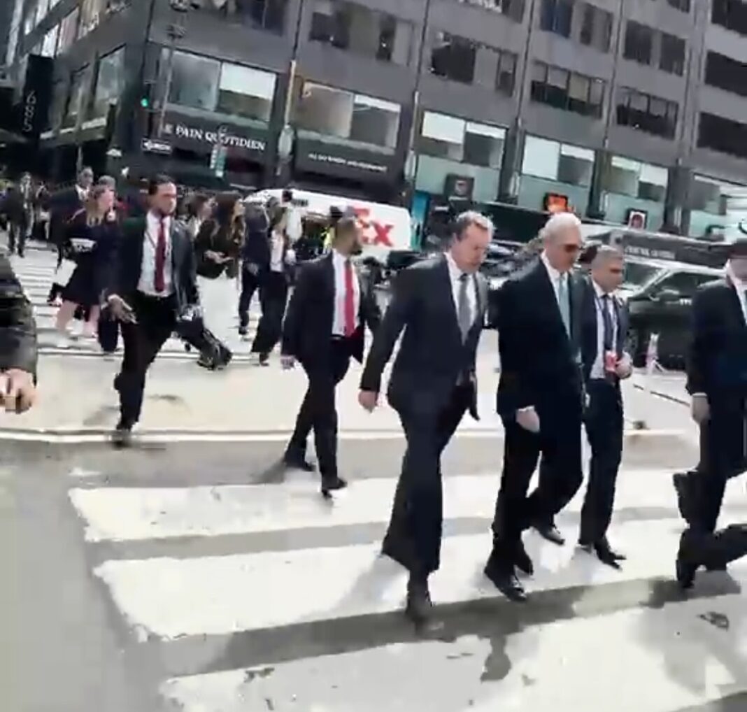 Abinader recorre a pie calles de Nueva York durante su trayecto hacia la Asamblea General de la ONU Abinader recorre a pie calles de Nueva York durante su trayecto hacia la Asamblea General de la ONU