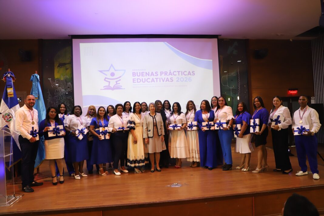 Inafocam reconoce a 20 maestros por alto desempeño y llama a rediseñar la forma de llevar contenidos en las aulas Inafocam reconoce a 20 maestros por alto desempeño y llama a rediseñar la forma de llevar contenidos en las aulas