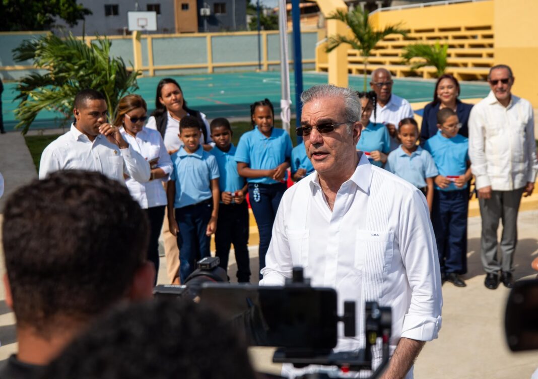 Abinader: «A ese grupo de antisociales con órdenes de arresto que se entreguen las autoridades ya los tienen ubicados» Abinader: «A ese grupo de antisociales con órdenes de arresto que se entreguen las autoridades ya los tienen ubicados»